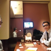 寿司 はせ川 西麻布店 - 鏡をスライドするとテレビがあります