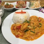 カオラッドパッドポンカリークン ข้าวราดผงกระหรี่กุ้ง