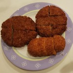 ディオ - メンチカツ×2枚 と カニクリームコロッケを家でカットしました(2018.10.04)