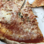 THREE BROTHERS PIZZA - 半分ぐらい寄ってましたが無事な方の ピザです！
                      クリスピー生地でパリパリ感が楽しめます！