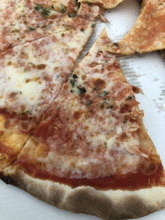 THREE BROTHERS PIZZA - 半分ぐらい寄ってましたが無事な方の ピザです！
                        クリスピー生地でパリパリ感が楽しめます！