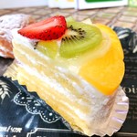 パティスリーポム - フルーツのショートケーキ＠スポンジの薄切りにクリームが多層になってる！