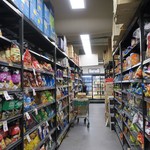 Thai Kee IGA Supermarket - 広い店内の様子