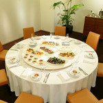 オザワ - 【個室】2Fにはプライベートパーティーに使いやすい12名までの円卓テーブルのお部屋もございます。