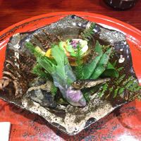 草喰 なかひがし - ●一皿目
                ・メザシ
                ・花束に見立てて
                ・黒皮茸の素揚げ
・栗
                ・雄しべと雌しべ　花に見立てて
                ・萩の花に見立てて
                ・秋草に見立てて
                ・押し寿司