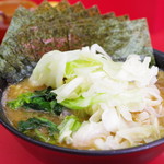 ラーメン 杉田家 - ラーメン、キャベツ、海苔