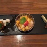 前菜盛り合わせ(海老のピックル山芋甘酢添え、柿梨パイナップルのサラダ、水茄子のぬか漬けアチャール)