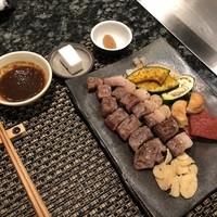 近江牛専門店 れすとらん 松喜屋 本店 - 信楽焼の皿にステーキと野菜、赤コンニャク、ガーリックチップスが盛られる。横にはステーキソース、泡塩、山ワサビが付いていた。