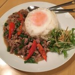 Ruan Kao - 牛肉のタイバジル炒め 目玉焼きライス（1100円）