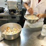 和久 - 天婦羅の調理風景