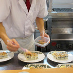 和久 - 調理風景/鱧寿司('18.9月中旬)