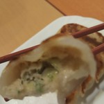 餃子市場 - 餃子の中にチーズがトロ～(*￣∇￣)ノ