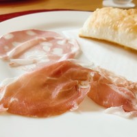 アドゥエパッシ - 手前がペルシュウ！！
                花びらのようなペルシュウはまろやかな塩気と濃厚な旨味が絶妙！さらに切りたてだから、より美味しい！
                あぁ、もっと食べたい(>_<)