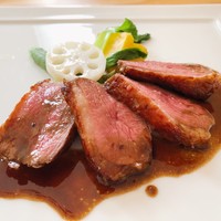 アドゥエパッシ - 鴨のロースト バルサミコソース
                  ギュムっとした弾力ある鴨肉は旨味もしっかり！
                  美味しい！！