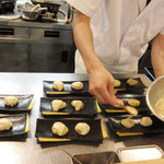 和久 - デザートの料理風景