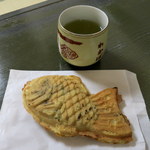 たいやき わかば - 濃い目の緑茶と鯛焼き。もう最高！