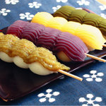 たつ吉 - 本格和菓子屋さんの色とりどりの餡子が乗った生団子。１０５円より