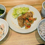 丸の内 タニタ食堂 - 鶏肉のごまサルサソース