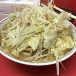 ラーメン二郎 - 豚入りラーメン、野菜、にんにく