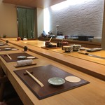 Sushi Shinagawa Aoi - 落ち着いて食事を楽しめます。