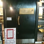 肉バルKACCHAN ちょっとその先へ - お店入り口。