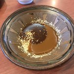 とんかつ濱かつ - ゴマを擦って ソースを入れ準備完了
