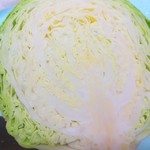 ふれあいさなだ館売店 - 嬬恋キャベツの断面 ※密度が高い