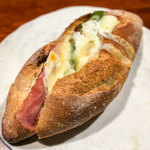 菓子とパン 大楠 - 「アスパラとベーコン＆クリームチーズサンド」（324円）。