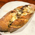 菓子とパン 大楠 - 「てりやきチキン＆クリームチーズサンド」（324円）。