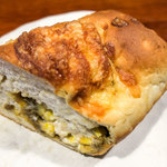 菓子とパン 大楠 - 「玄米パン 野菜のキーマカレーパン」（299円）。