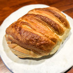 菓子とパン 大楠 - 「全粒粉入り デニッシュミルクパン」（237円）。