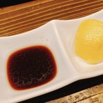 Nikuazabujemuzushimbashiten - 4種のうち、左から焼肉のタレ、レモン。