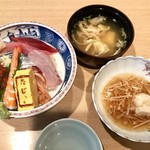海鮮丼(味噌汁、前菜付き)1000円