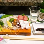 庄ちゃん寿司 - お造り盛り合わせ ＆ 冷酒