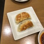 むぎとオリーブ - むぎとオリーブ さいたま新都心店　「名物手包み焼餃子」×2個　280円