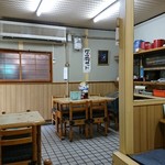 丸福 うどん店 - 店内はこじんまりと