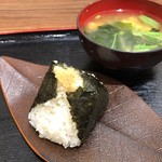おむすび権米衛 - 明太子 180円。本日のおみそ汁 150円。