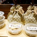 明治座 - ”まめ屋” 一番人気のきなこまめとこがしまめが入った巾着袋が初登場