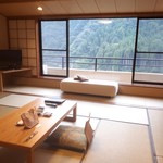 Furuyu Onsen Onkuri - 窓に広がる山を眺めながら、湯浴み後にゆっくりと。