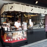 お食事処 かさの家 - 熱々の梅ヶ枝餅を買って、食べ歩きも出来ますね。