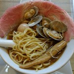 くそオヤジ最後のひとふり - 中太麺。アサリも沢山。