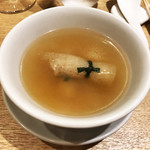 一碗水 - 竹蓀柴把梨湯(梨と金華ハムを詰めたキヌガサタケの清湯スープ)