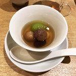 一碗水 - 姜汁水果甜湯(ピオーネ、シャインマスカット、蓮の実、イチジク、杏仁)