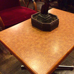 ショパン - テーブルの異様にデカイ灰皿