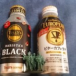 LAWSON - ドリンク写真:ジョージアヨーロピアン ビターカフェラテ 370ml_162円(右側)