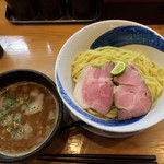 Chuuka Soba Oshitani - 【期間数量限定】秋刀魚と鶏のつけそば 880円 麺大盛り（300g）＋150円（2018年10月）
                これは凄い一品だと思いました。大将まだ若そうに見えるのにスゴい人です。