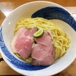 Chuuka Soba Oshitani - 【期間数量限定】秋刀魚と鶏のつけそばの麺、大盛り（300g ＋150円）（2018年10月）
                噛むと甘い麺でした。歯応え喉ごしも好み。チャーシューも噛むと甘い、コレどうやってんの？