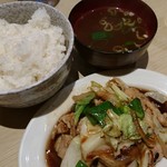 Chinrai tei - お腹いっぱいなのに〆定食←デブまっしぐら(笑)
                        目の前にあるとつい食べたくなるあるある～
                        さすがに一人前食べれないので仲良く分けあっていただきます。
                        ピー肉定食はごはんが止まらなくなるほどのおいしさ♡