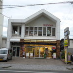 Kudamono Semmonten Yaokane - くだもの専門店です。中に喫茶があるとは思えない外観です。