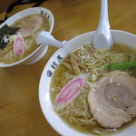 田村屋 - 奥が「塩ラーメン」で、手前が「ラーメン」・・